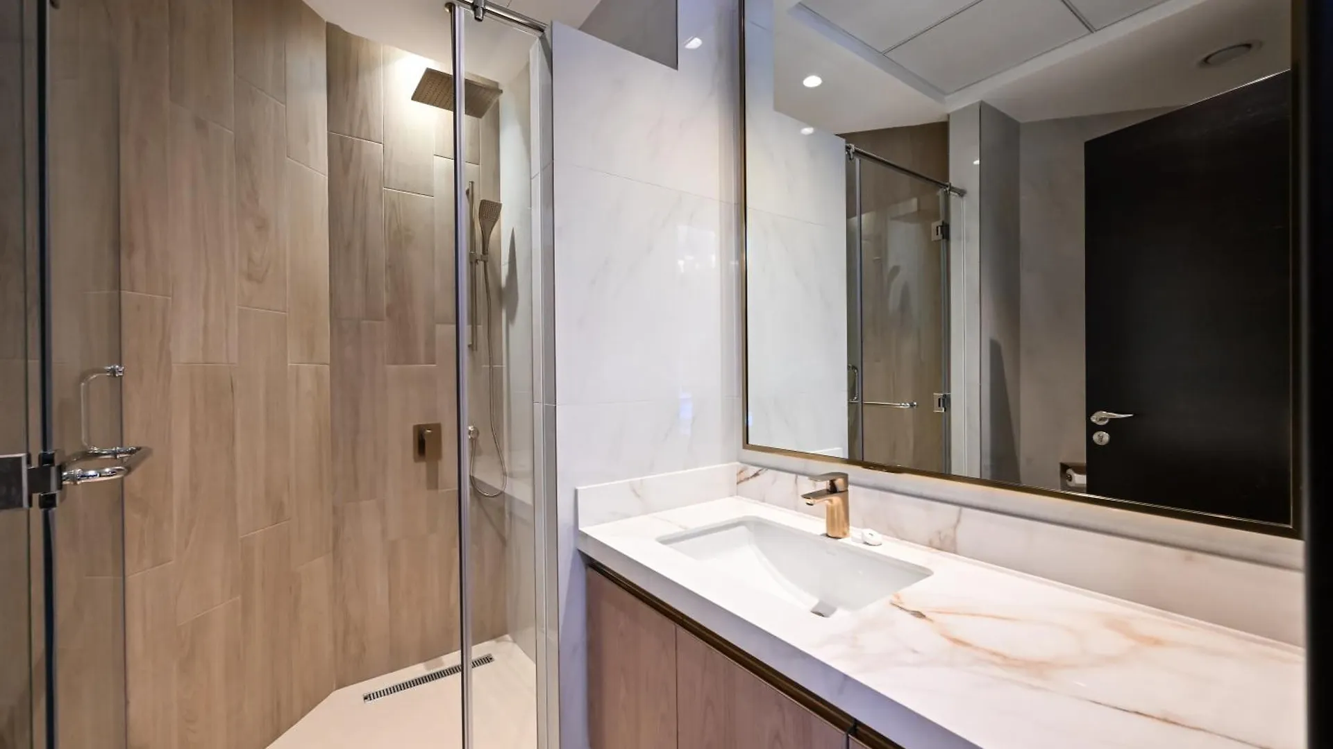 Spacious 1 Bhk With City Views Dubai